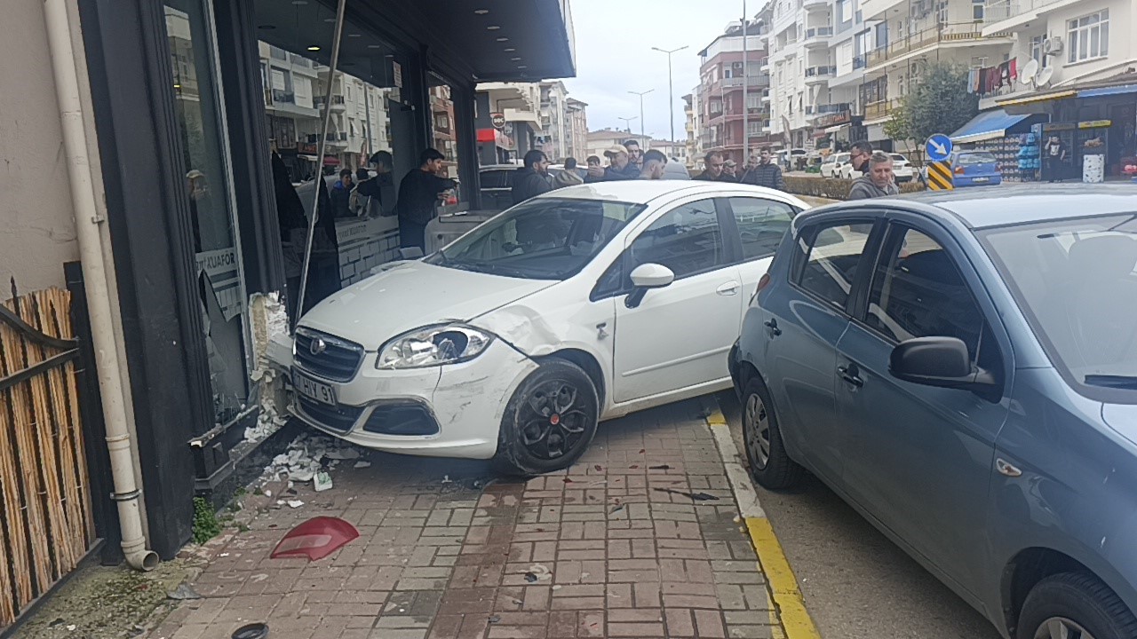 Otomobil kuaför dükkanına daldı: Çalışanlar kaçtı, müşteri fotoğraf çekti 10 otomobil kuafor dukkanina daldi calisanlar kacti musteri fotograf cekti 6 aAggqY4P