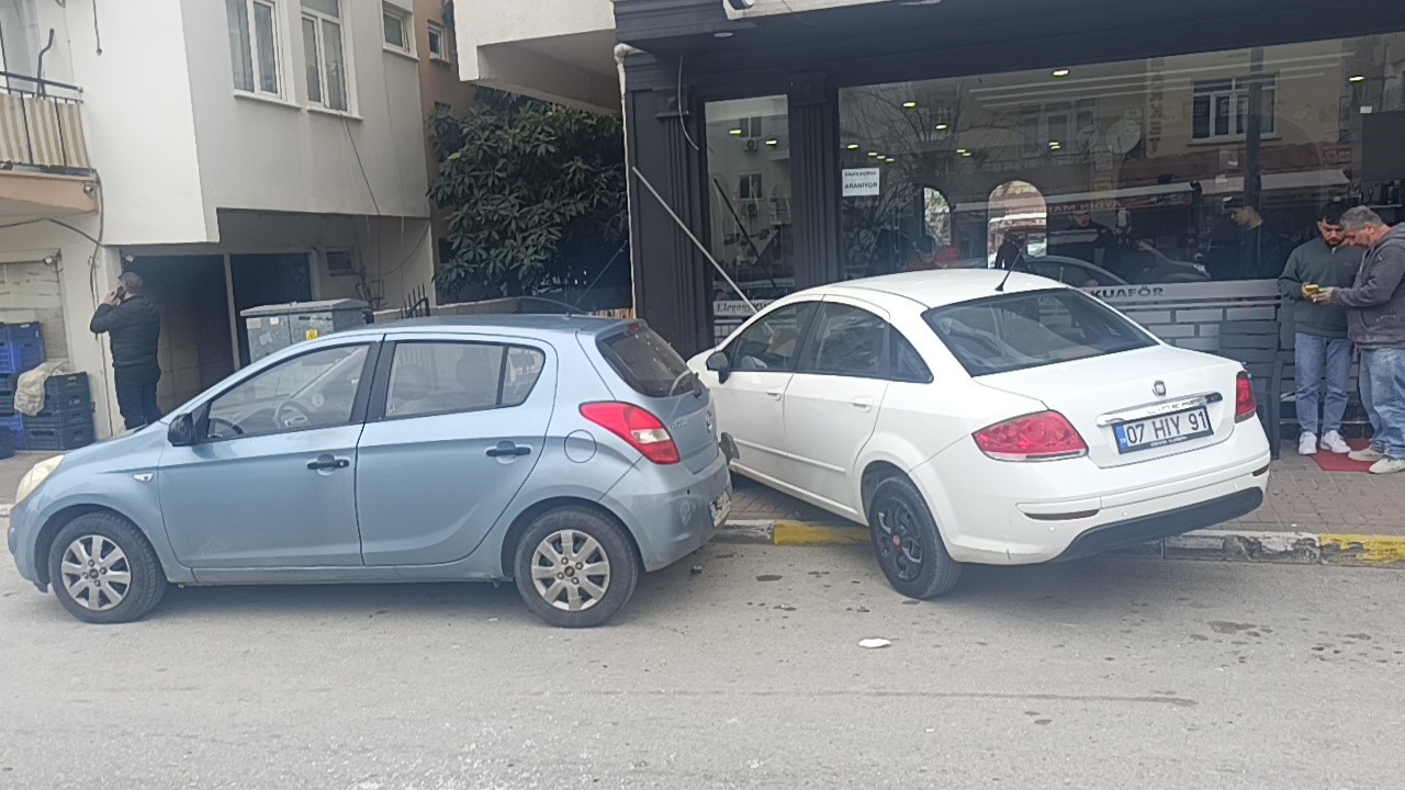 Otomobil kuaför dükkanına daldı: Çalışanlar kaçtı, müşteri fotoğraf çekti 11 otomobil kuafor dukkanina daldi calisanlar kacti musteri fotograf cekti 7 DuTn1XP2