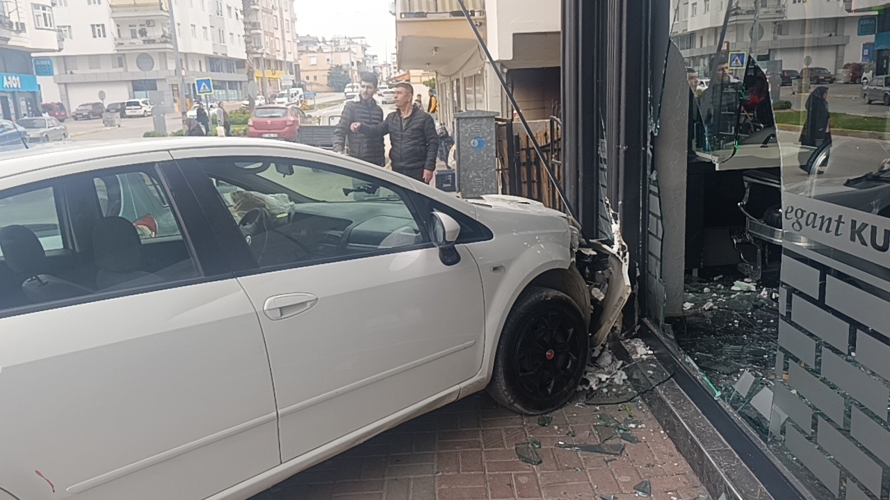 Otomobil kuaför dükkanına daldı: Çalışanlar kaçtı, müşteri fotoğraf çekti 13 otomobil kuafor dukkanina daldi calisanlar kacti musteri fotograf cekti 9 mWeMWdUm