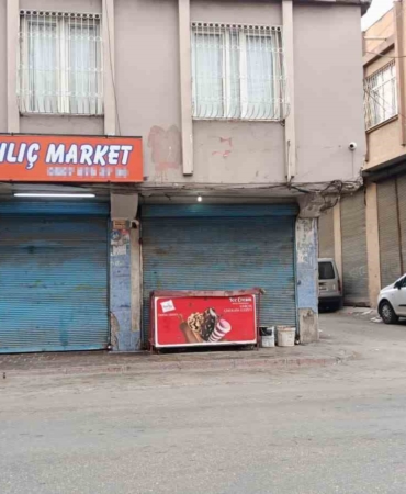 otomobil-markete-daldi-4-yarali-d56NZsIH.jpg