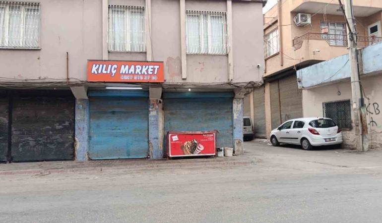 otomobil-markete-daldi-4-yarali-d56NZsIH.jpg