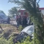 otomobil-menfeze-uctu-anne-ile-kizi-hayatini-kaybetti-surucu-yaralandi-VdHeaS8Y.jpg