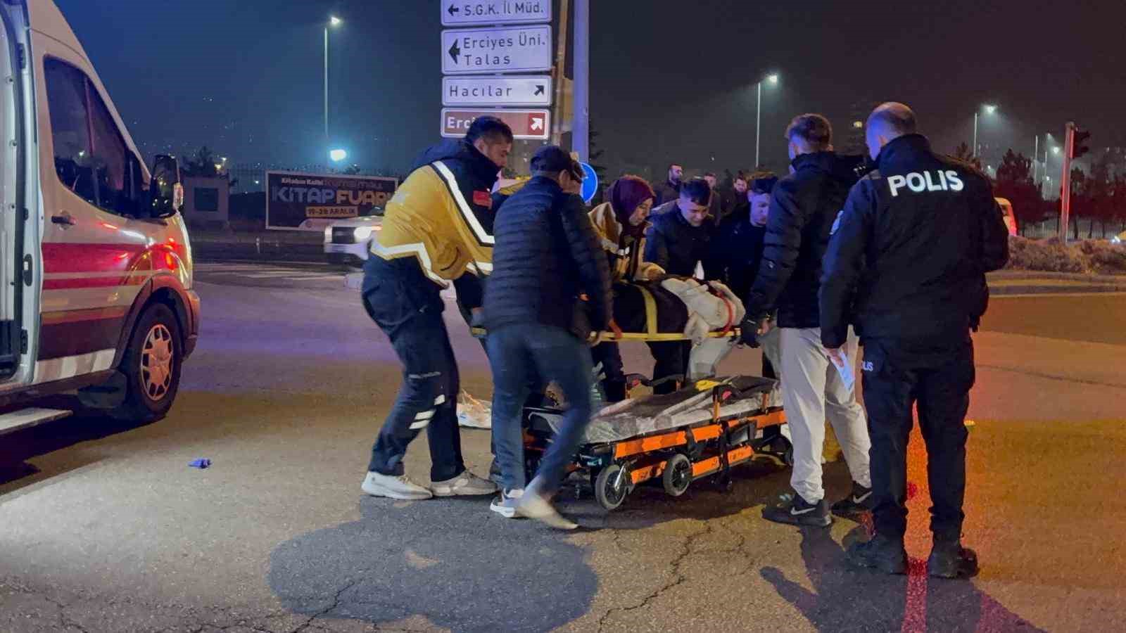 Otomobil motosiklete çarptı: 1 ağır yaralı 4 otomobil motosiklete carpti 1 agir yarali 0 7Y8FgWCq