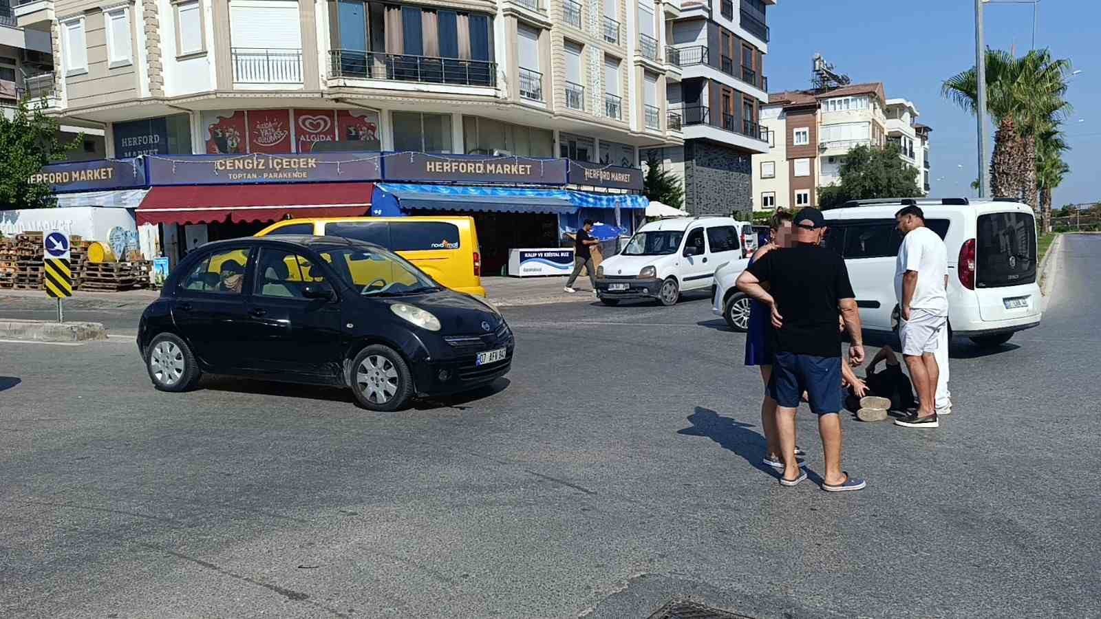 Otomobil motosiklete çarptı, otomobildeki yolcu yaralıyı bırakıp gazeteciyle uğraştı 4 otomobil motosiklete carpti otomobildeki yolcu yaraliyi birakip gazeteciyle ugrasti 0 aO8nmQEU