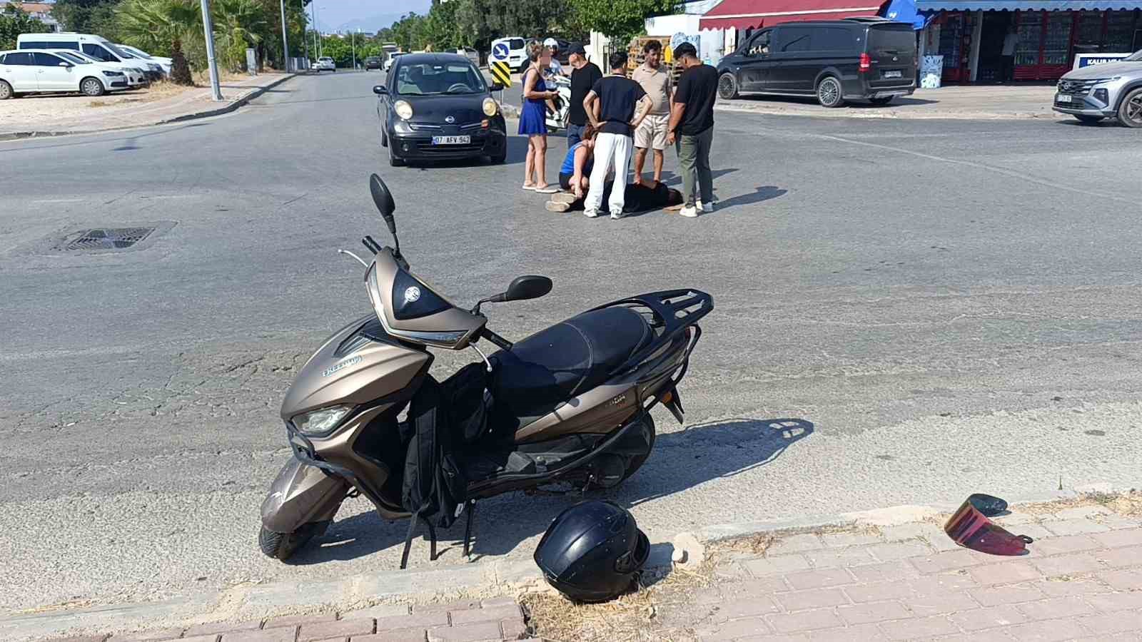 Otomobil motosiklete çarptı, otomobildeki yolcu yaralıyı bırakıp gazeteciyle uğraştı 5 otomobil motosiklete carpti otomobildeki yolcu yaraliyi birakip gazeteciyle ugrasti 1 ZTuiszXK