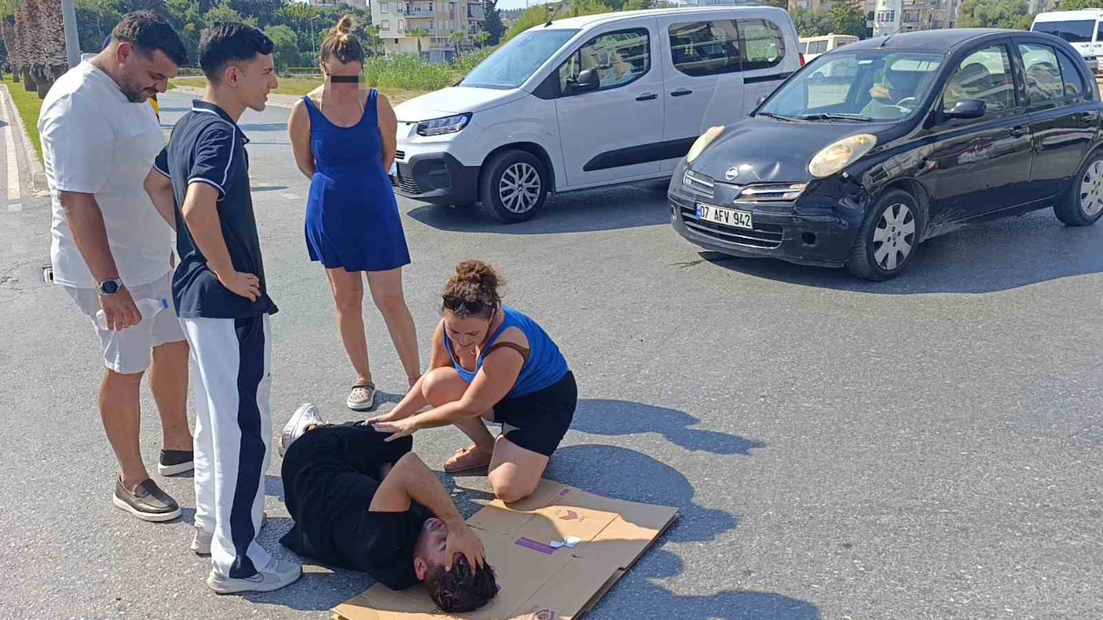 Otomobil motosiklete çarptı, otomobildeki yolcu yaralıyı bırakıp gazeteciyle uğraştı 6 otomobil motosiklete carpti otomobildeki yolcu yaraliyi birakip gazeteciyle ugrasti 2 PgJbUjNQ