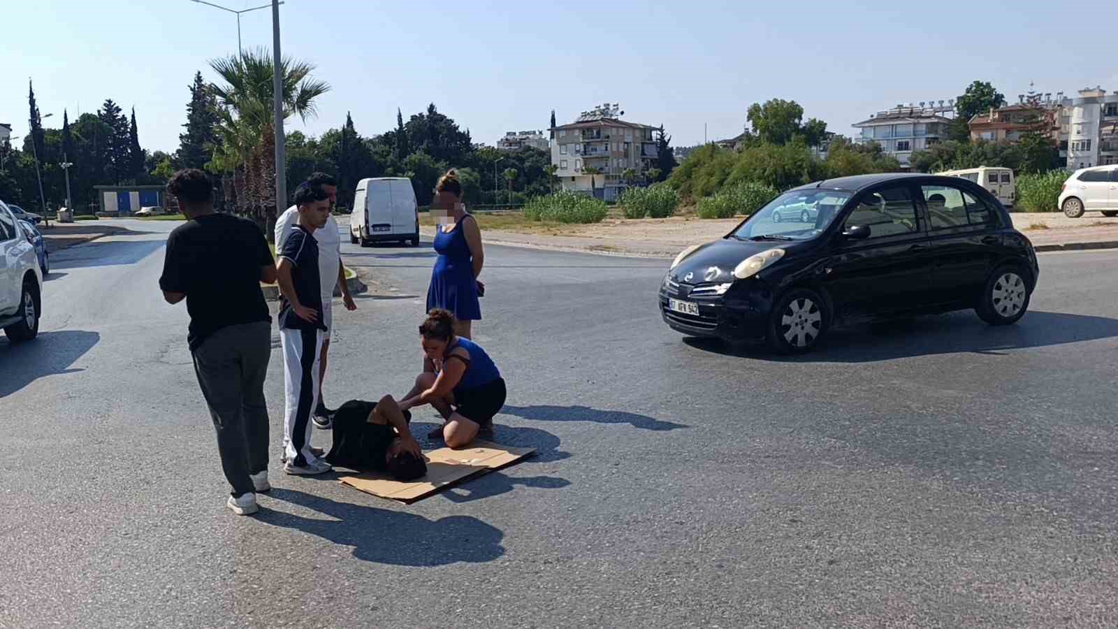 Otomobil motosiklete çarptı, otomobildeki yolcu yaralıyı bırakıp gazeteciyle uğraştı 7 otomobil motosiklete carpti otomobildeki yolcu yaraliyi birakip gazeteciyle ugrasti 3 J6QacaUu