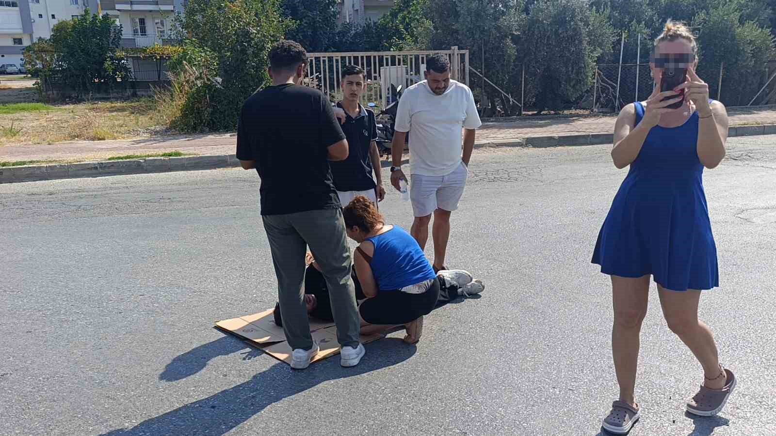 Otomobil motosiklete çarptı, otomobildeki yolcu yaralıyı bırakıp gazeteciyle uğraştı 8 otomobil motosiklete carpti otomobildeki yolcu yaraliyi birakip gazeteciyle ugrasti 4 lef7mfuD