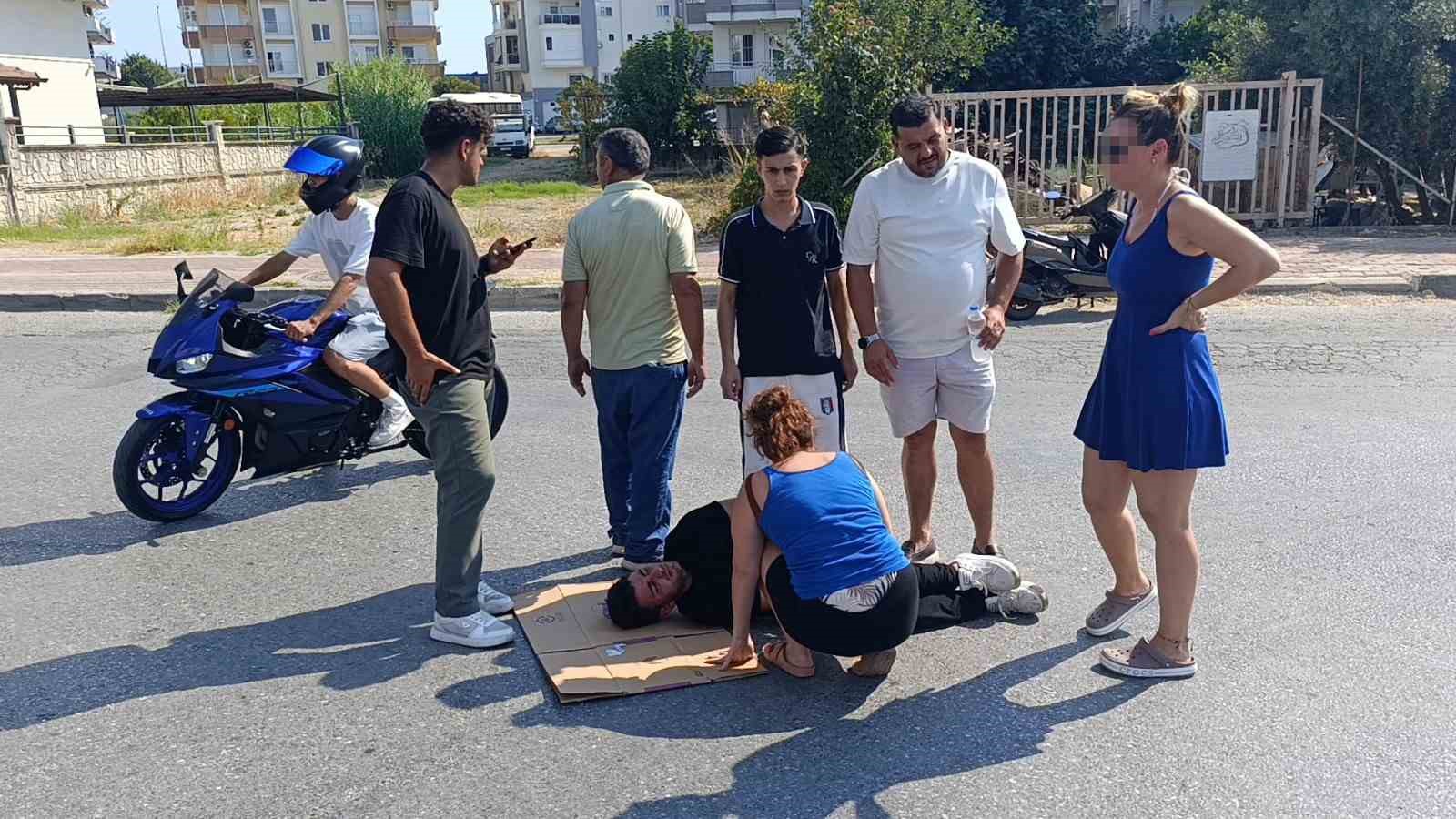 Otomobil motosiklete çarptı, otomobildeki yolcu yaralıyı bırakıp gazeteciyle uğraştı 9 otomobil motosiklete carpti otomobildeki yolcu yaraliyi birakip gazeteciyle ugrasti 5 GzjjVZ9l