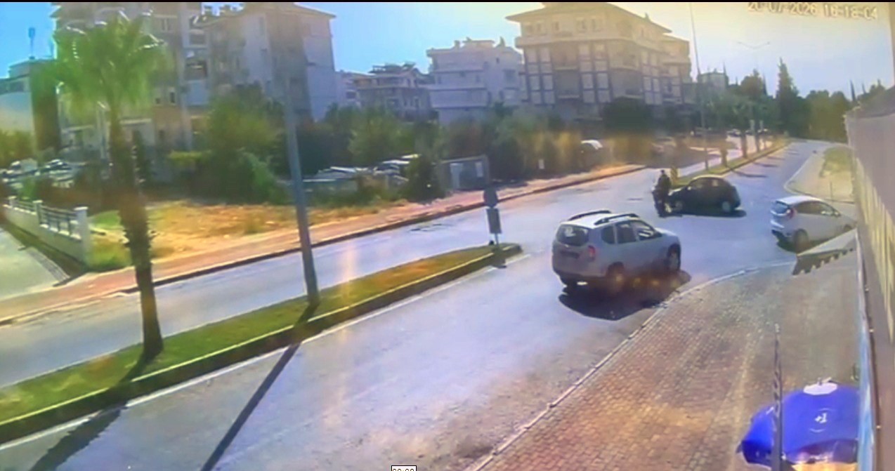 Otomobil motosiklete çarptı, otomobildeki yolcu yaralıyı bırakıp gazeteciyle uğraştı 10 otomobil motosiklete carpti otomobildeki yolcu yaraliyi birakip gazeteciyle ugrasti 6 Mgbkf4iZ