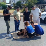 otomobil-motosiklete-carpti-otomobildeki-yolcu-yaraliyi-birakip-gazeteciyle-ugrasti-MBq9dhC5.jpg