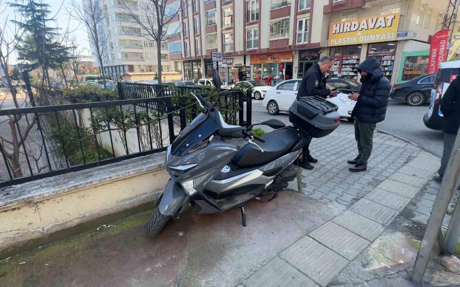 otomobil motosikletle carpisti 1 yarali 3 AEeWjWh5