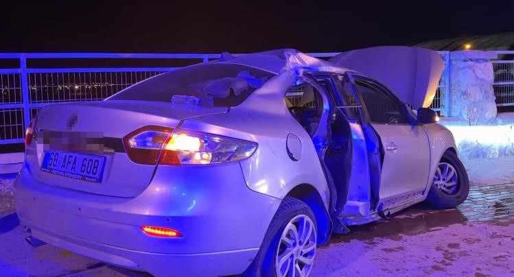 otomobil once direge sonra duvara carpti 1 yarali 1 MuUtQXlO