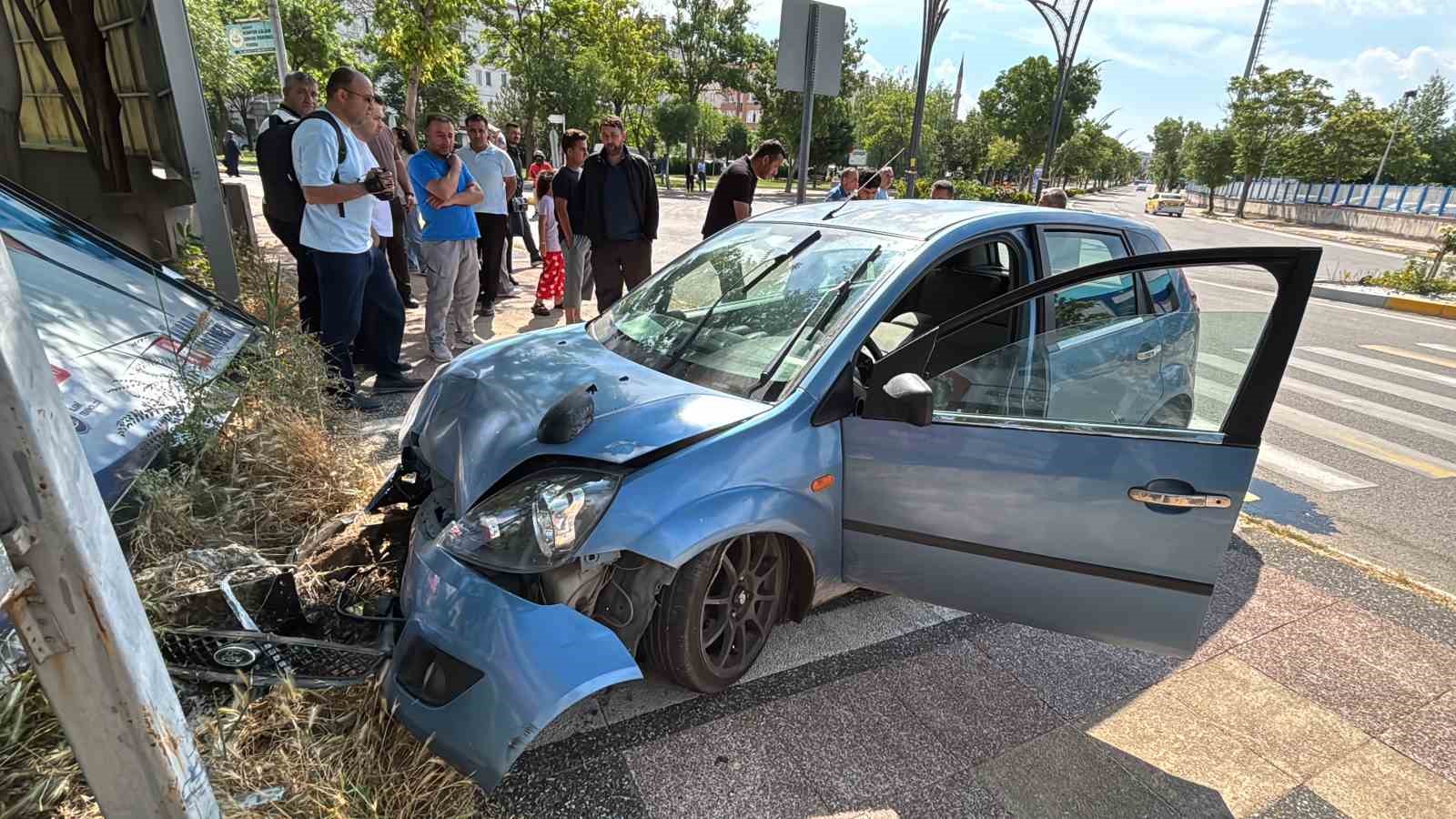 Otomobil önce kaldırıma sonra reklam tabelasına çarptı: 2 yaralı 5 otomobil once kaldirima sonra reklam tabelasina carpti 2 yarali 1 gsNBPnNX