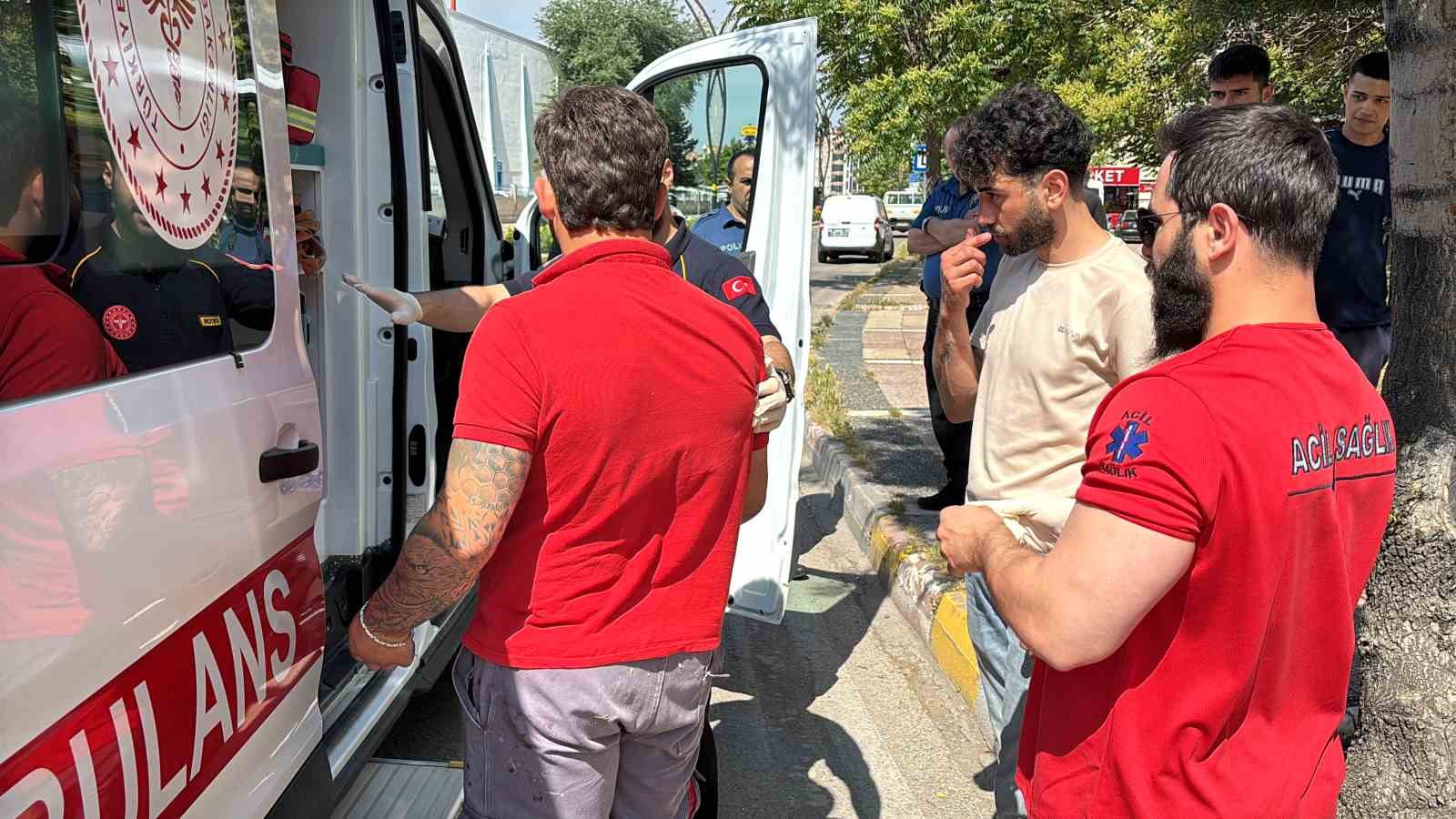 Otomobil önce kaldırıma sonra reklam tabelasına çarptı: 2 yaralı 6 otomobil once kaldirima sonra reklam tabelasina carpti 2 yarali 2 PzgmwBYa