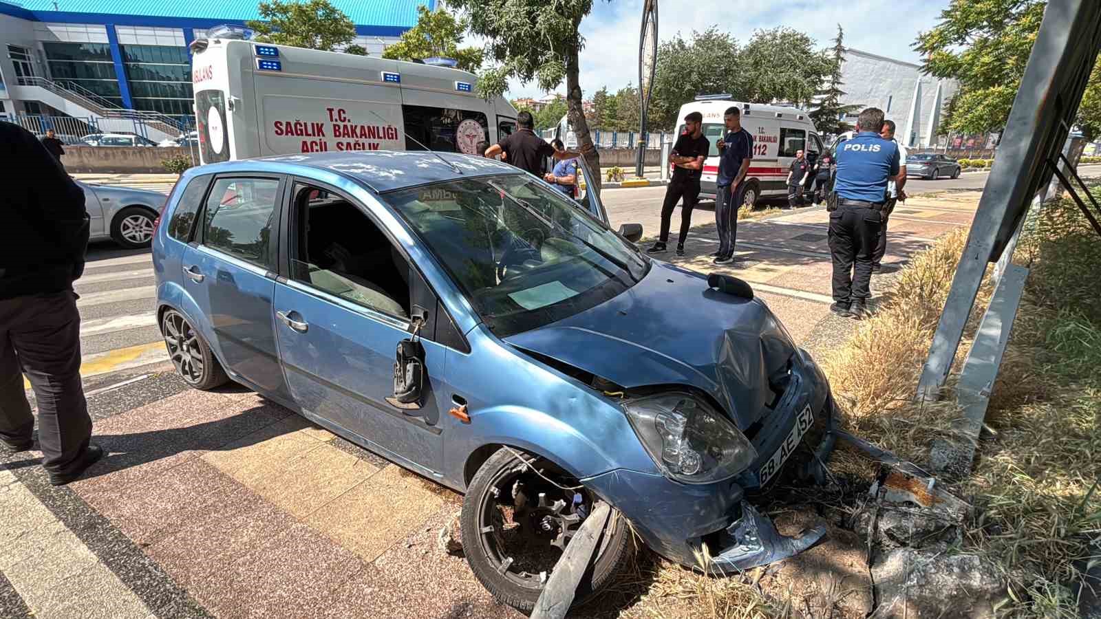 Otomobil önce kaldırıma sonra reklam tabelasına çarptı: 2 yaralı 7 otomobil once kaldirima sonra reklam tabelasina carpti 2 yarali 3 sSkevy6Q