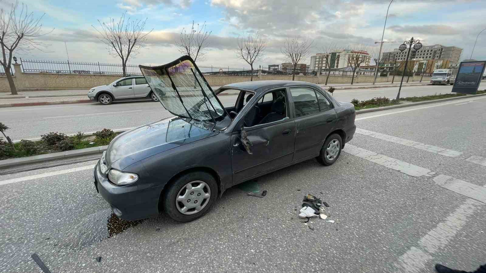 otomobil park halindeki araca carparak takla atti 1 yarali 0
