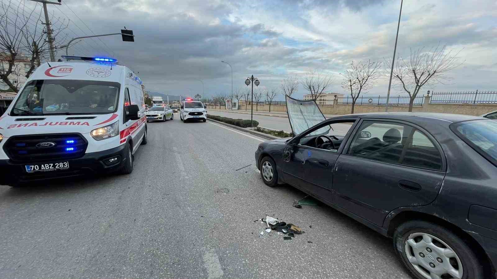 otomobil park halindeki araca carparak takla atti 1 yarali 1