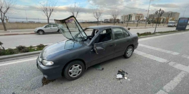 otomobil-park-halindeki-araca-carparak-takla-atti-1-yarali-sXqa1nFI.jpg