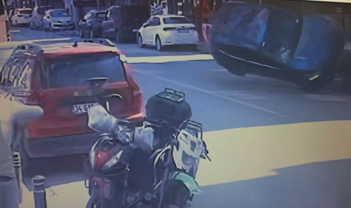 otomobil park halindeki araca carpip takla atti 1 HUByGVTV