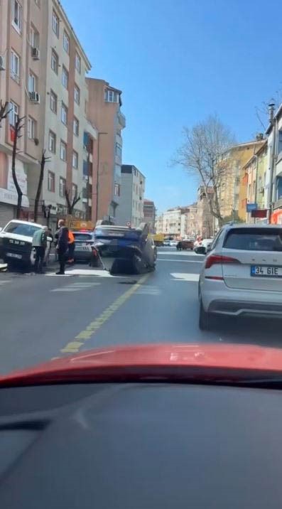 otomobil park halindeki araca carpip takla atti 4 k1qFHvNE