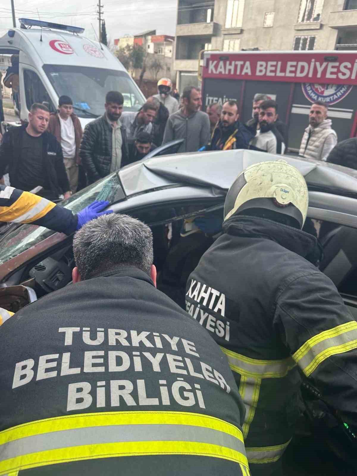 otomobil park halindeki araclara carpti 1i agir 3 yarali 1