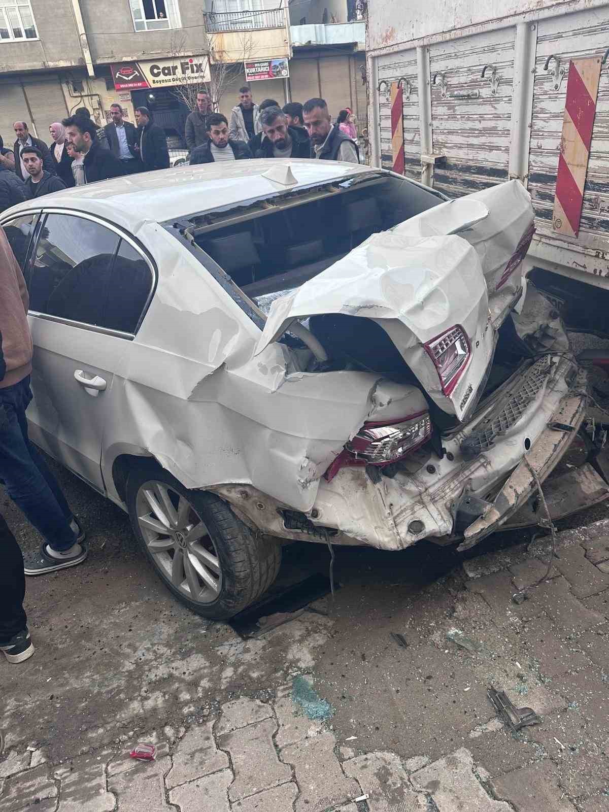 otomobil park halindeki araclara carpti 1i agir 3 yarali 2 g9ZGTpk8