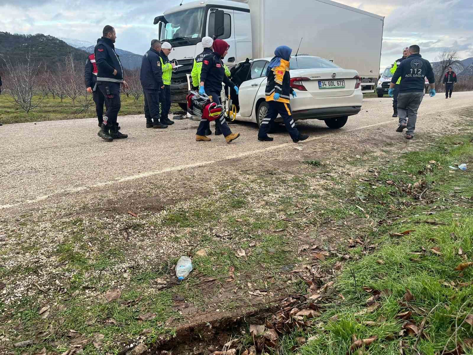 Otomobil park halindeki kamyona çarptı: 2 ölü, 1 yaralı 5 otomobil park halindeki kamyona carpti 2 olu 1 yarali 1