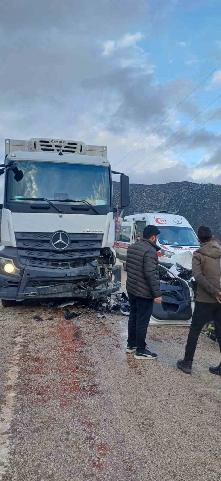 Otomobil park halindeki kamyona çarptı: 2 ölü, 1 yaralı 6 otomobil park halindeki kamyona carpti 2 olu 1 yarali 2 UP5iGeug