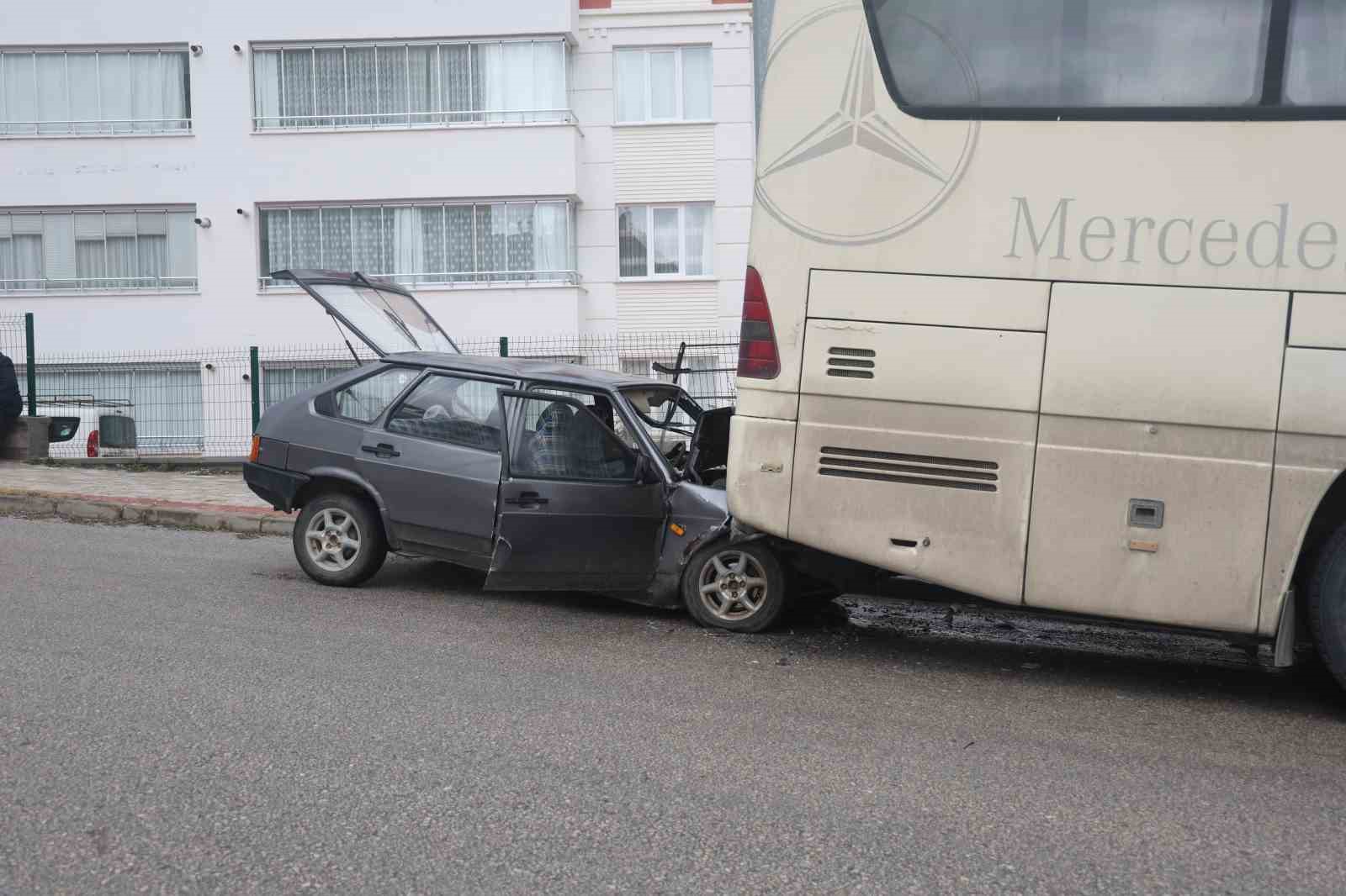otomobil park halindeki otobuse carpti 1 yarali 2 Z3ltYEbU