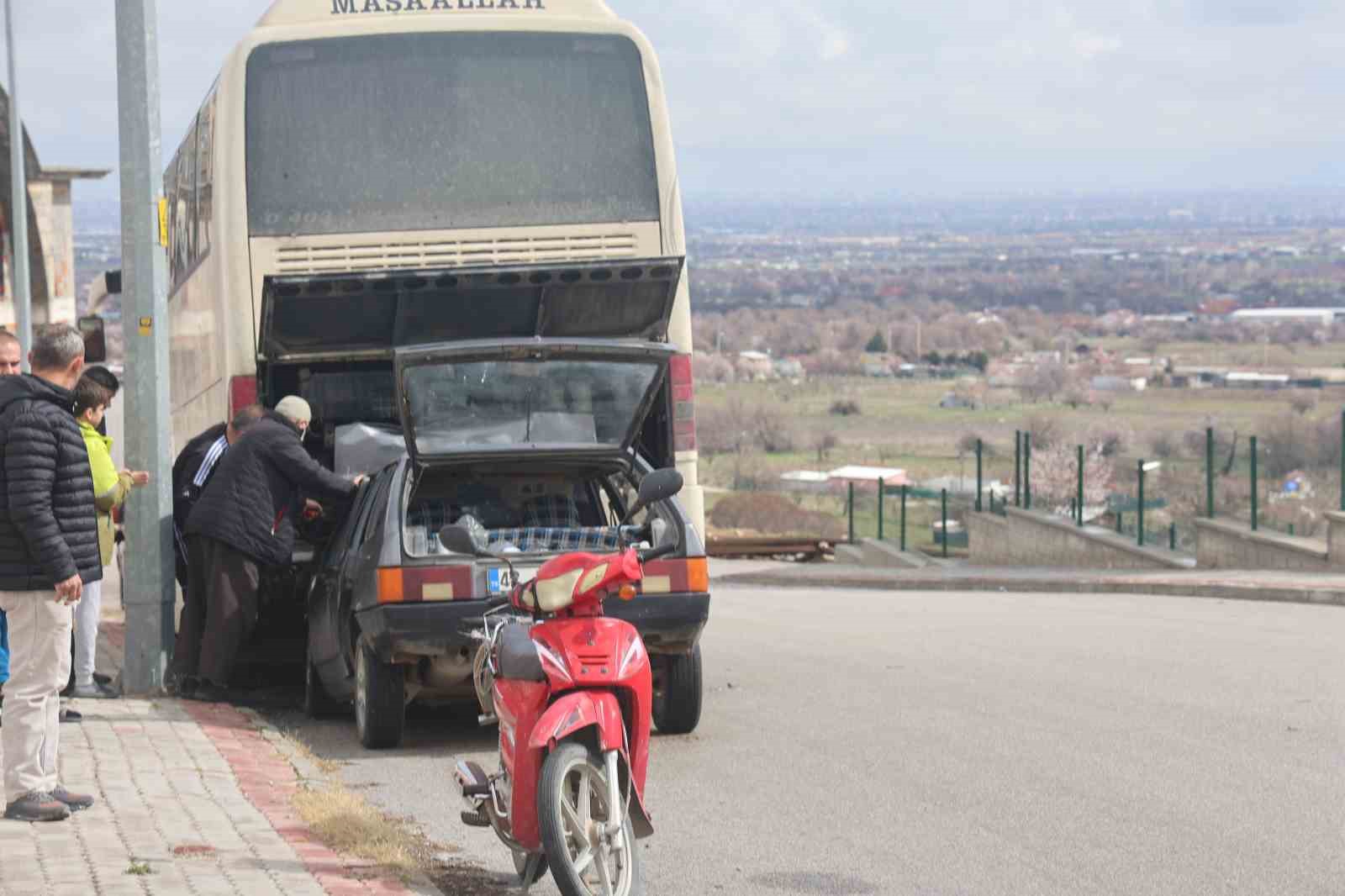 otomobil park halindeki otobuse carpti 1 yarali 3 iKug5hz1