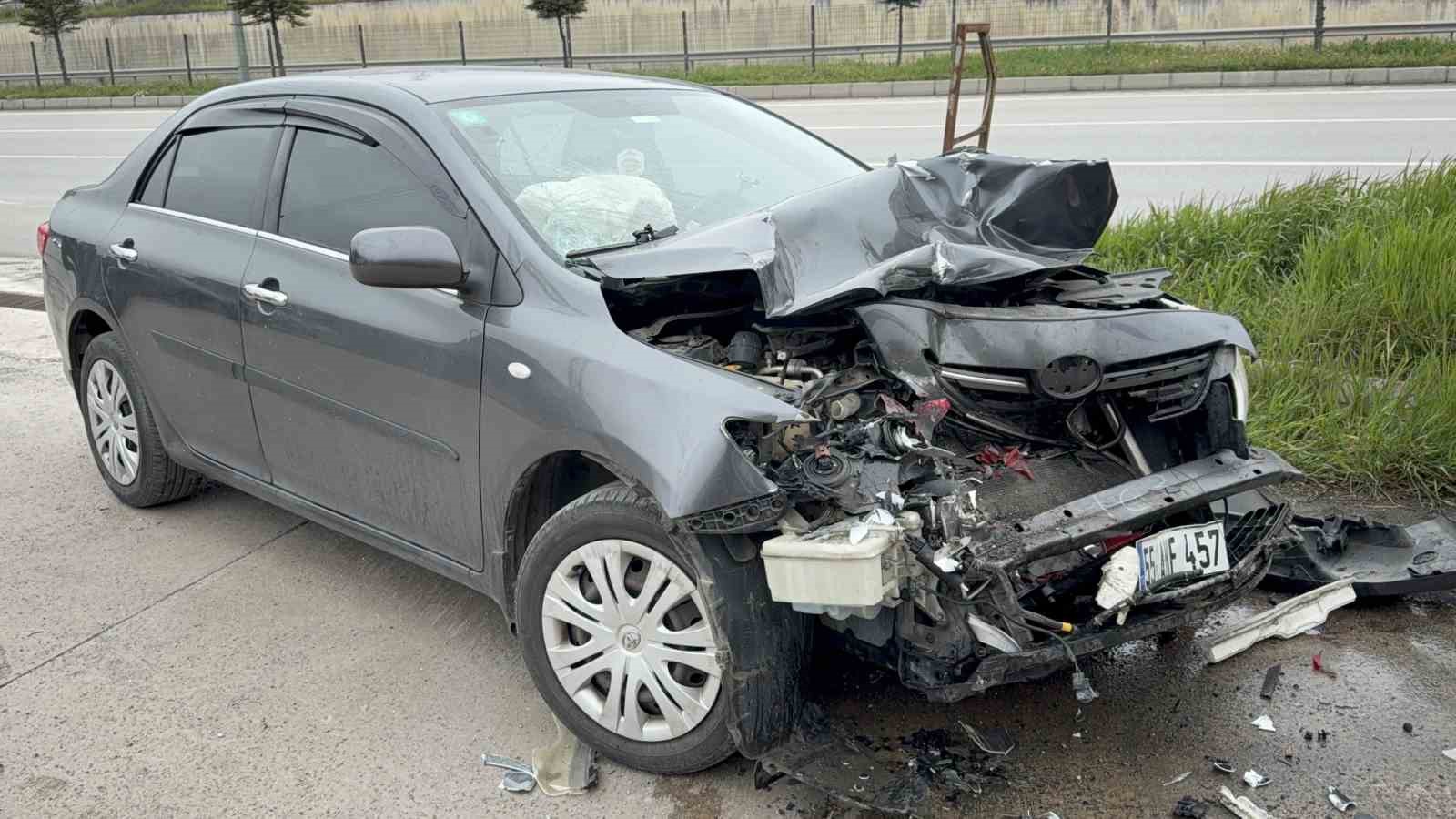 otomobil park halindeki tira carpti 5 yarali 2 NXIDri6D