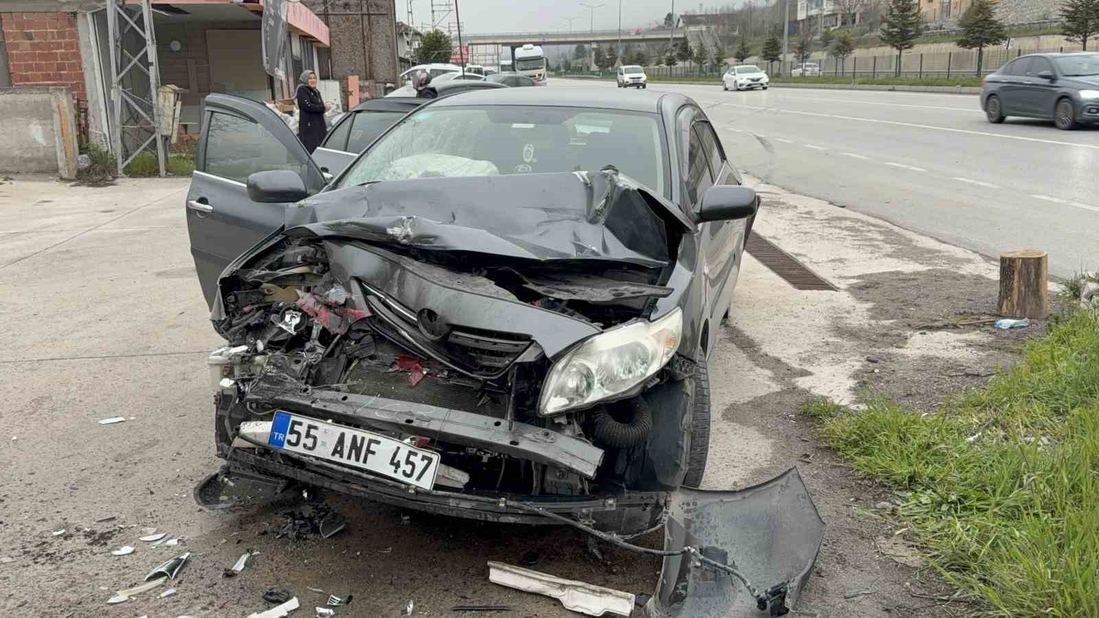 otomobil park halindeki tira carpti 5 yarali 3