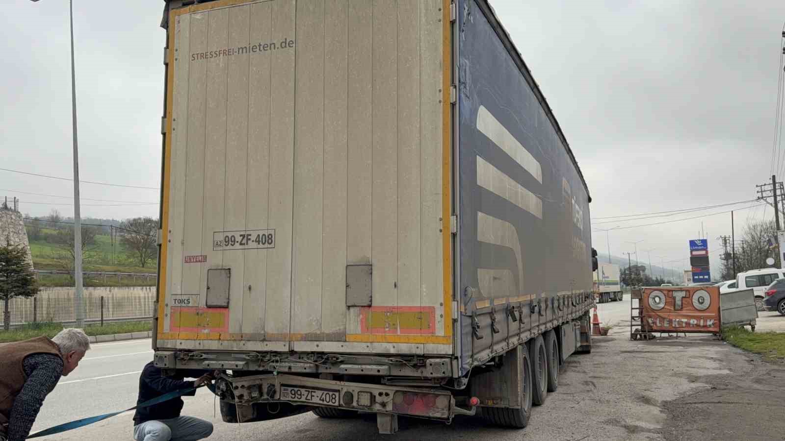 otomobil park halindeki tira carpti 5 yarali 4 v8O37Z8A