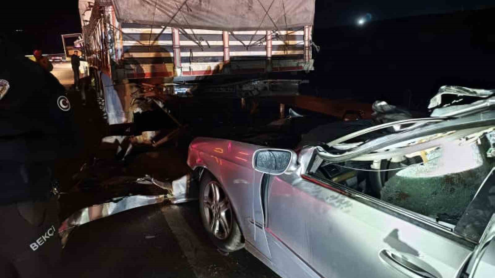 otomobil park halindeki tira carpti koy muhtari agir yaralandi 3 RiTrKQgi