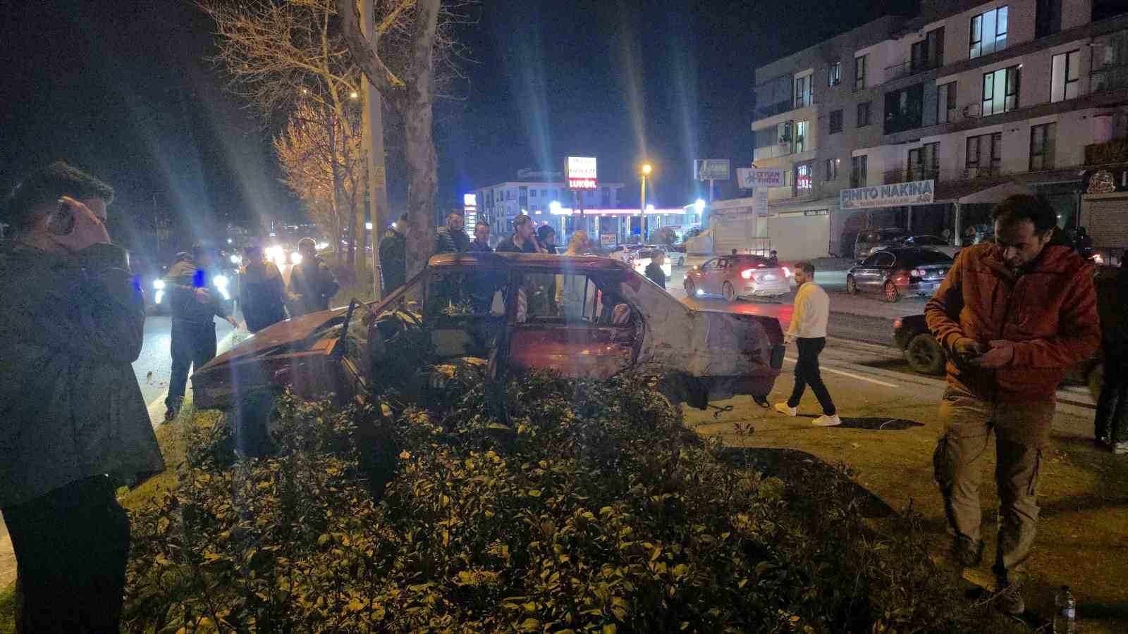 otomobil refujdeki agaca carpti 1 kisi yaralandi 0 gilIL84m