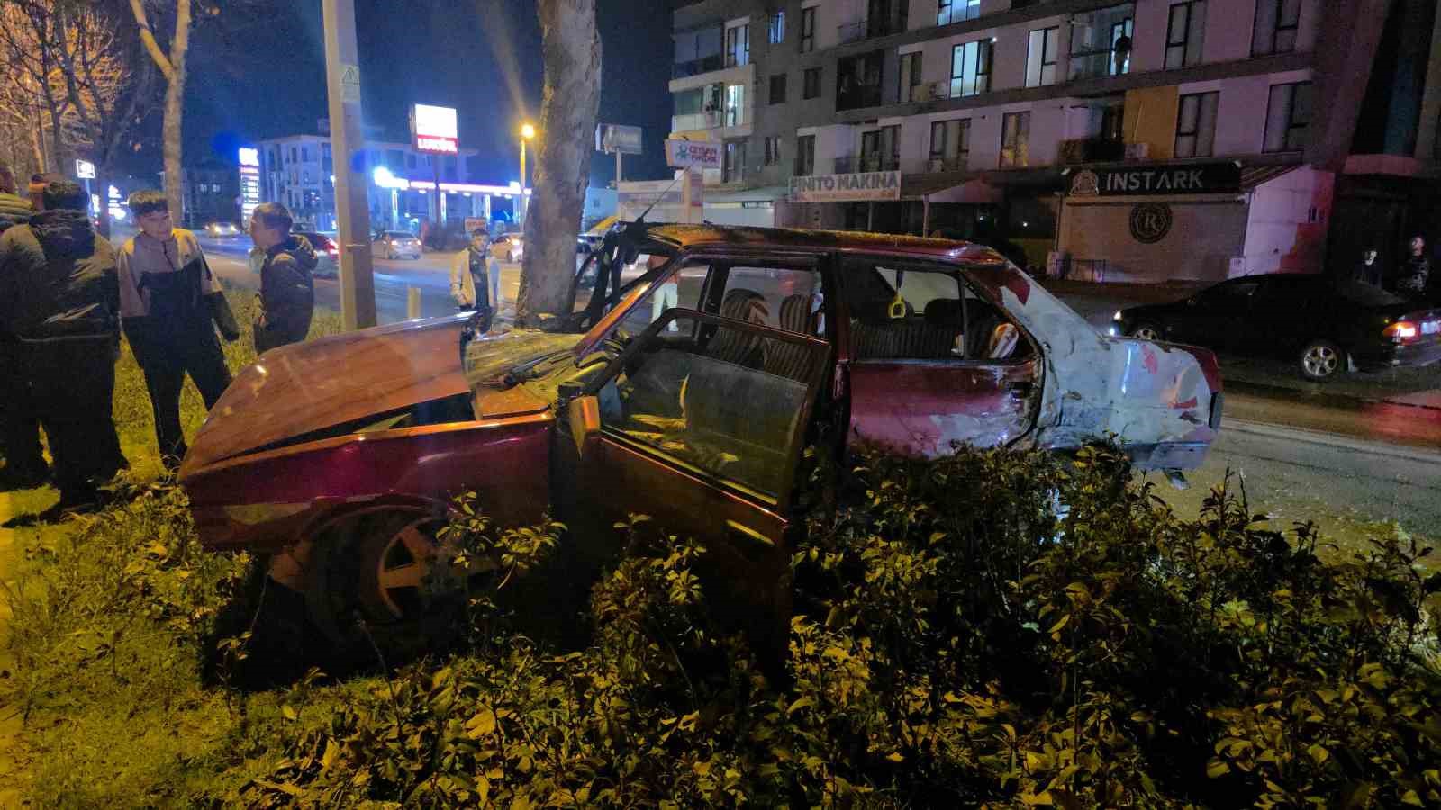 otomobil refujdeki agaca carpti 1 kisi yaralandi 1