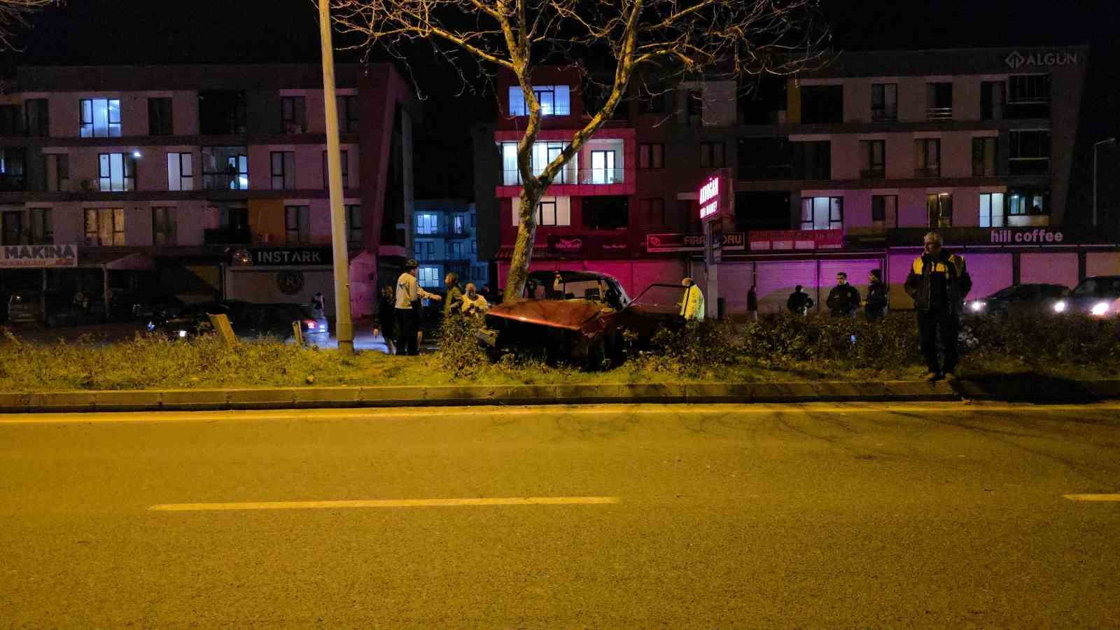 otomobil refujdeki agaca carpti 1 kisi yaralandi 2 sCDUzWhy