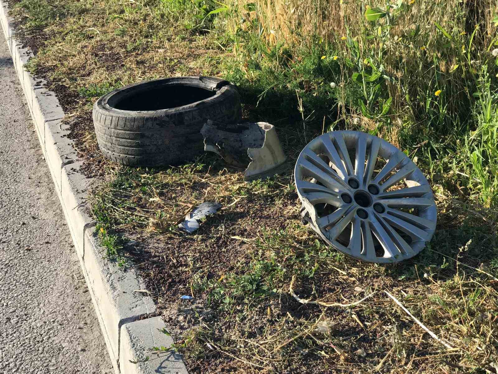 Otomobil şarampole yuvarlandı: 1’i bebek 3 yaralı 7 otomobil sarampole yuvarlandi 1i bebek 3 yarali 3 6jmCKg43
