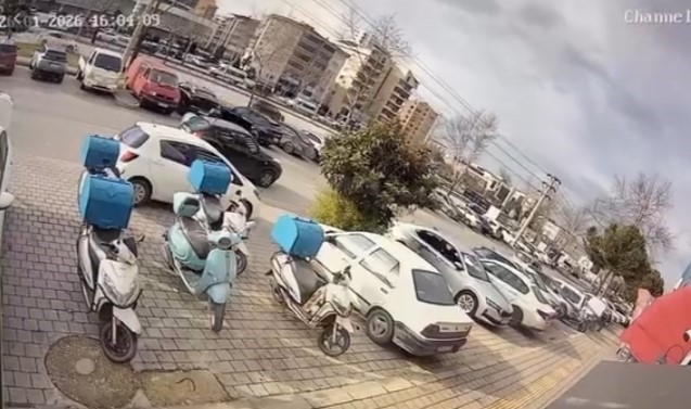 otomobil surucusu ile motosikletli kurye arasindaki gerginlik kamerada 0 1dDNVqZP