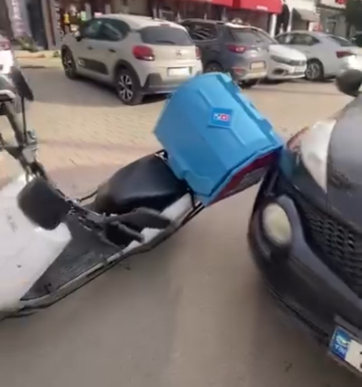 otomobil surucusu ile motosikletli kurye arasindaki gerginlik kamerada 1 m3BsJj1S