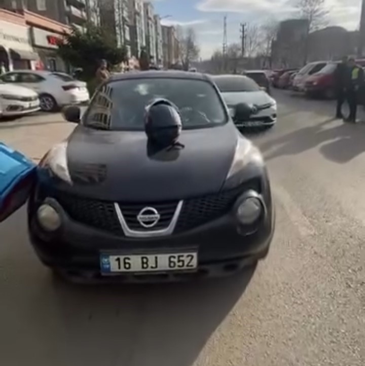 otomobil surucusu ile motosikletli kurye arasindaki gerginlik kamerada 2 ZS7ZKRzP