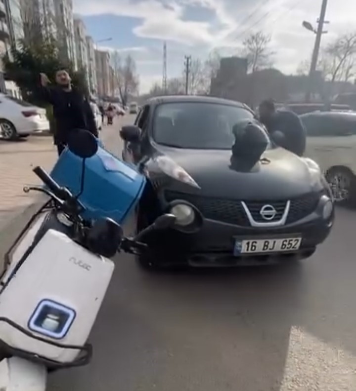 otomobil surucusu ile motosikletli kurye arasindaki gerginlik kamerada 3 PTfQGPWj