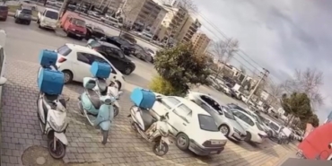 otomobil-surucusu-ile-motosikletli-kurye-arasindaki-gerginlik-kamerada-lqYv7J3S.jpg