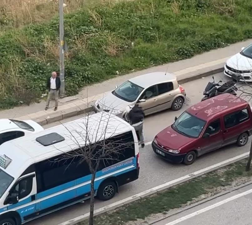 otomobil surucusu motosikletliye copla saldirdi 1 AawhyJOl