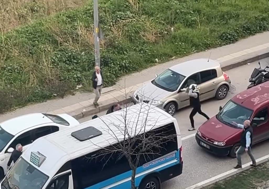 otomobil surucusu motosikletliye copla saldirdi 2 9hNydMte