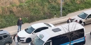 otomobil-surucusu-motosikletliye-copla-saldirdi-XkBH2CuI.jpg