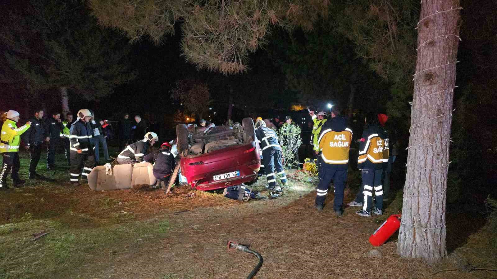 Otomobil, takla atarak çarptığı ağacı kökünden söktü: 1 ölü 5 otomobil takla atarak carptigi agaci kokunden soktu 1 olu 1 CUMvHJCI