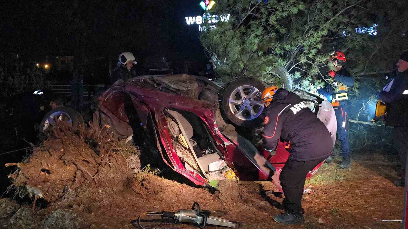 Otomobil, takla atarak çarptığı ağacı kökünden söktü: 1 ölü 6 otomobil takla atarak carptigi agaci kokunden soktu 1 olu 2 MIpWdu3E