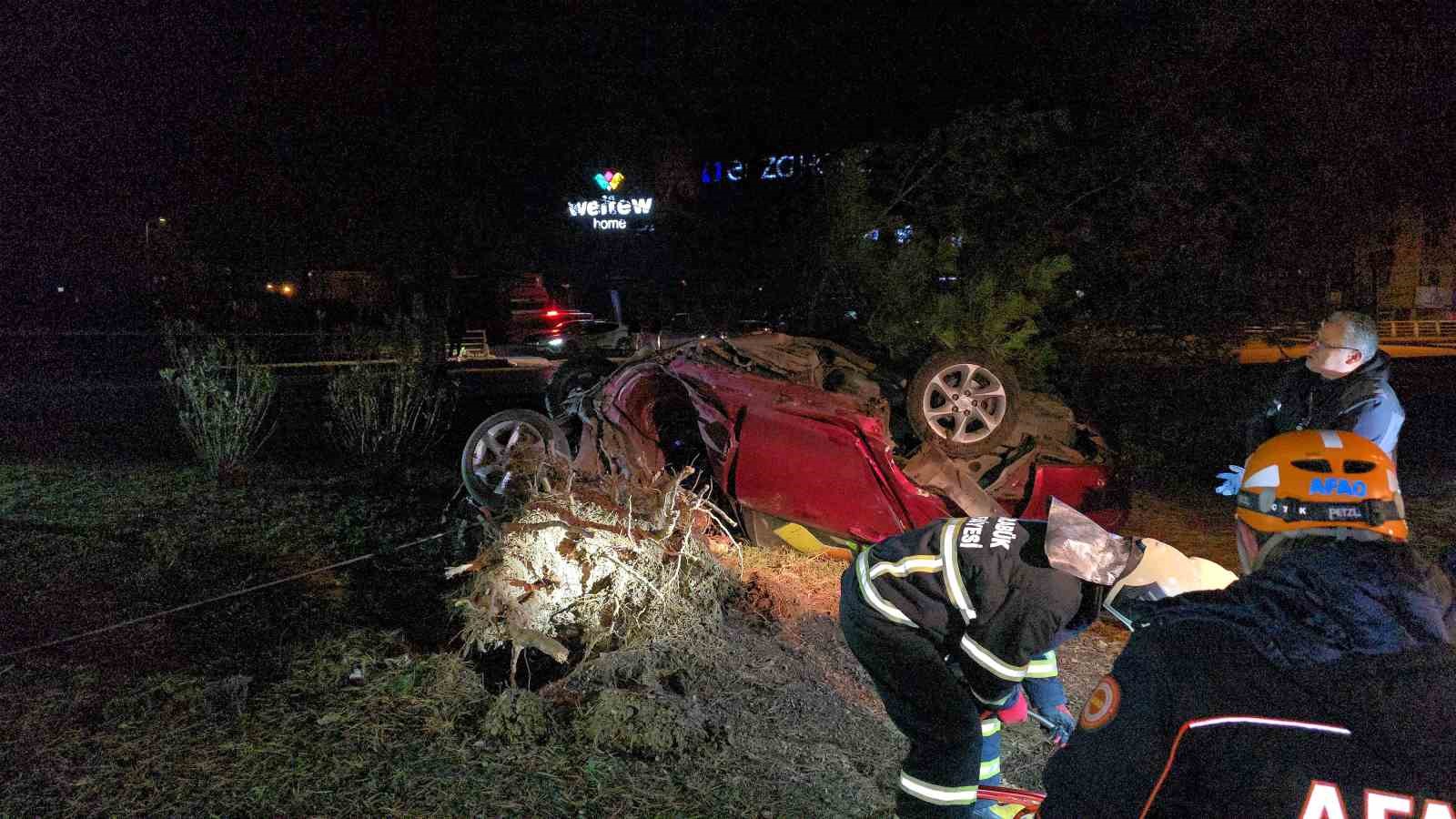 Otomobil, takla atarak çarptığı ağacı kökünden söktü: 1 ölü 7 otomobil takla atarak carptigi agaci kokunden soktu 1 olu 3 LNMzUEj4